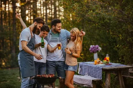 Freunde grillen zusammen im Garten