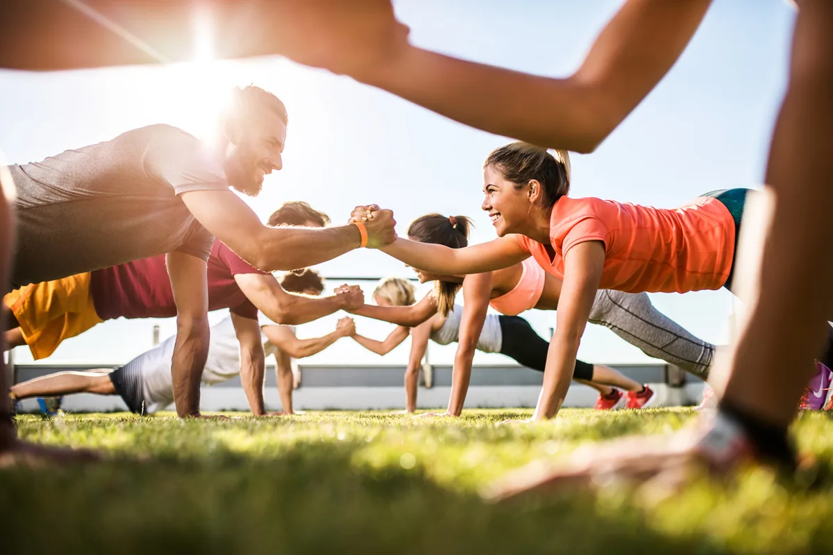 Gruppe macht Outdoor-Fitness in der Sonne